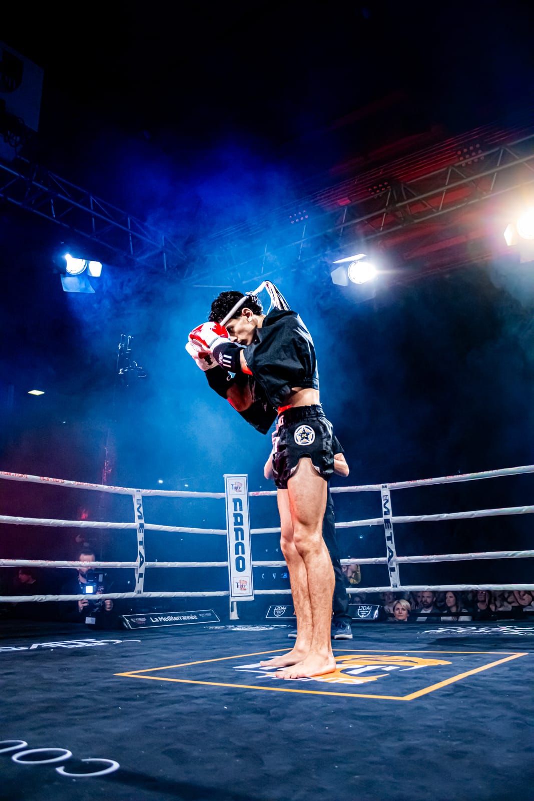 Combattant sous les projecteurs et la fumée avant son entrée sur le ring