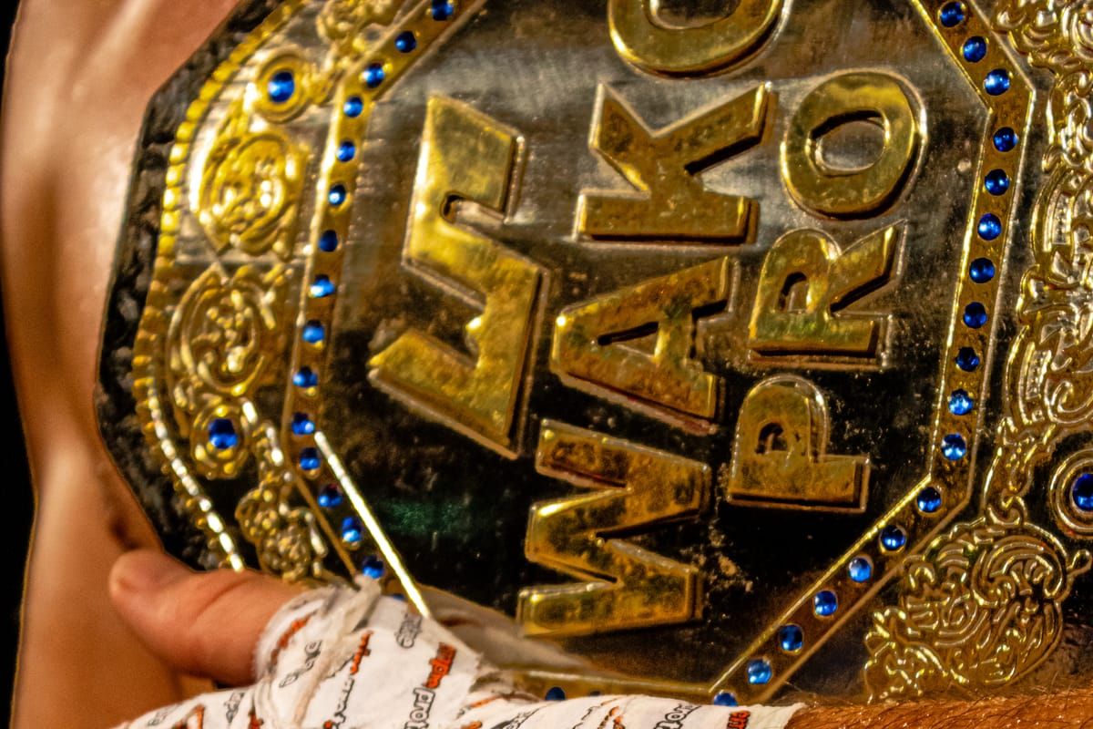 Ceinture de champion du monde WAKO PRO tenue par un combattant