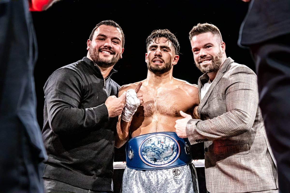 Mamo Sloyan pose avec sa ceinture après sa victoire